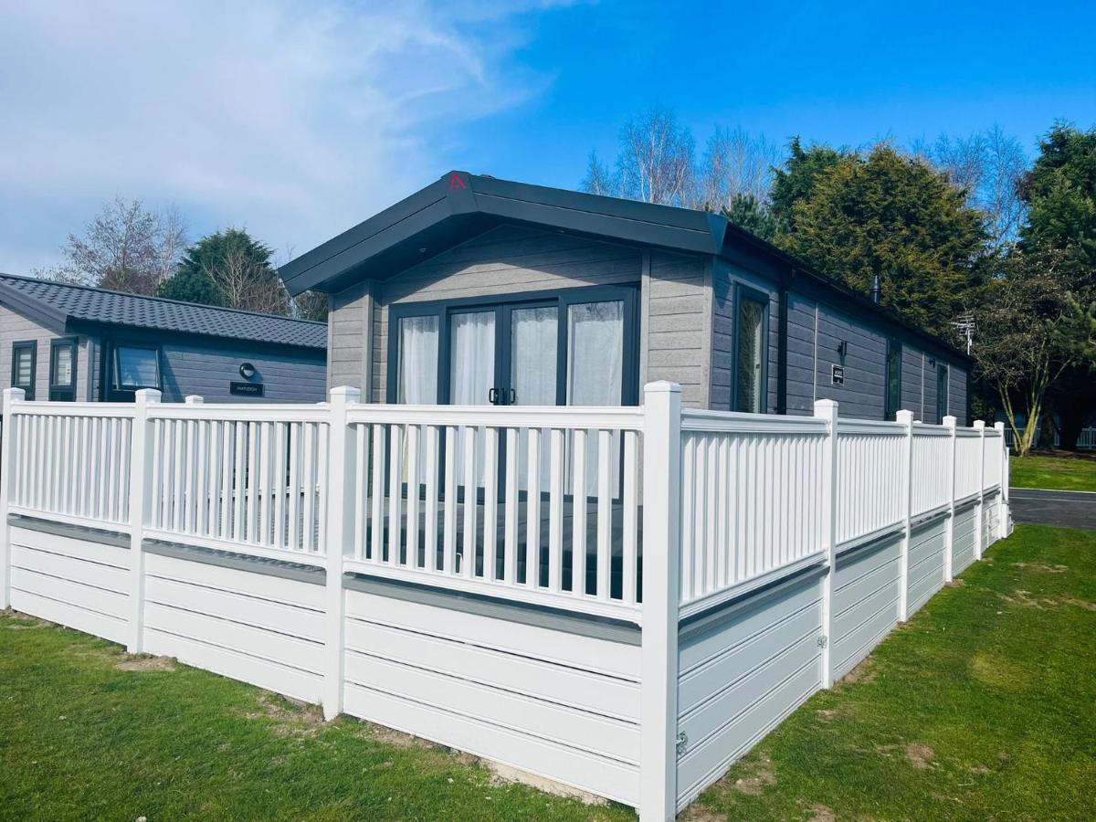 Honey Bee Lodge With Hot Tub York Exterior foto